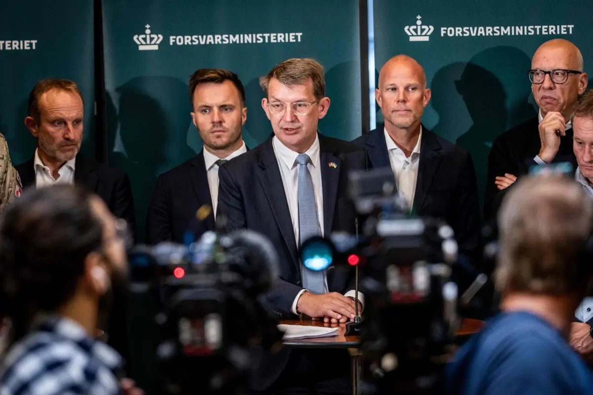 O vice-primeiro-ministro e ministro da Defesa da Dinamarca, Troels Lund Poulsen (ao centro)