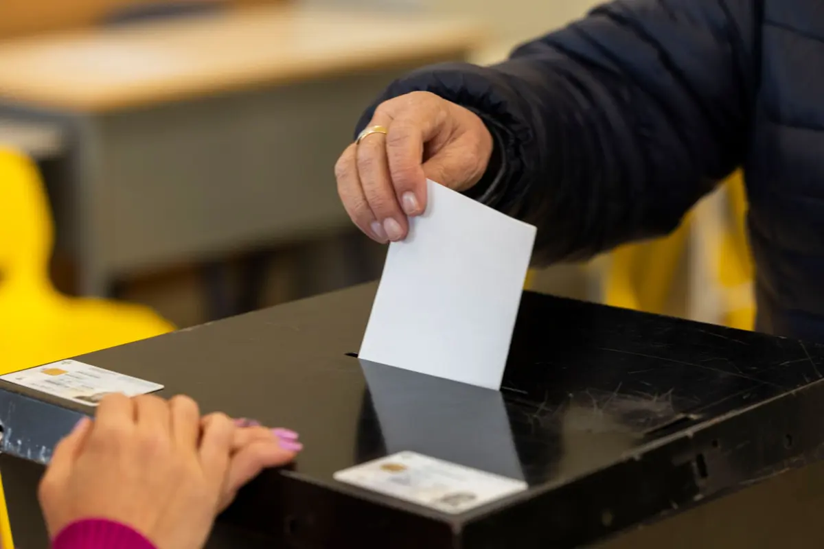 No que diz respeito à antecipação da idade de votar para os 16 anos (que alguns países europeus já experimentaram), a rejeição é quase total: 81% discordam e apenas 15% concordam