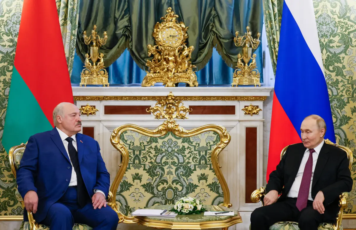 O presidente da Bielorrússia, Alexander Lukashenko, com o seu homólogo russo, Vladimir Putin