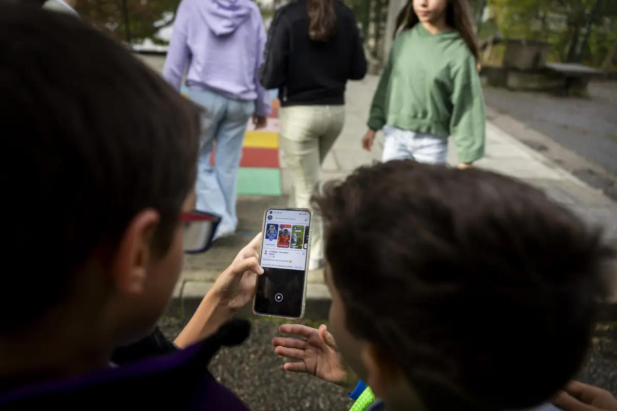 O uso de telemóveis em ambiente escolar chega ao Parlamento.