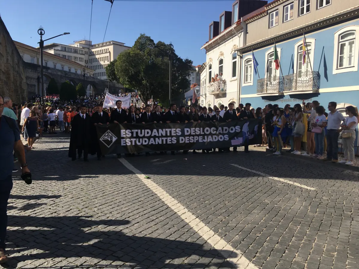 Cortejo da Festa das Latas juntou a tradicional alegria à contestação estudantil