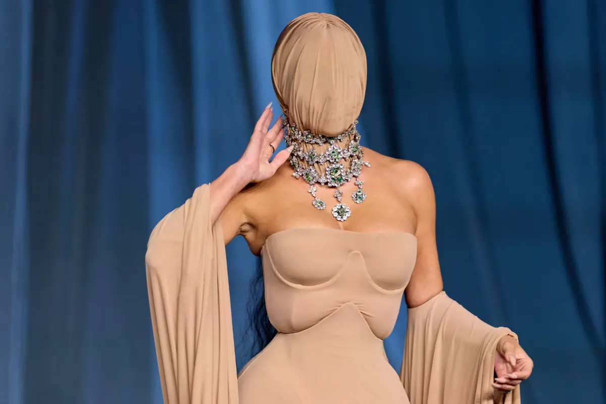 Kim Kardashian chamou todas as atenções na Academy Museum Gala com vestido nude e rosto totalmente coberto.