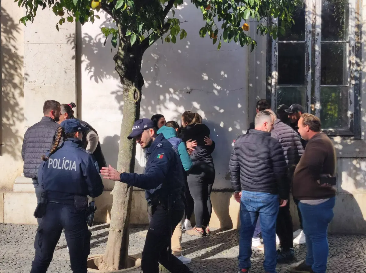 Arguidos junto ao tribunal onde decorreu o julgamento