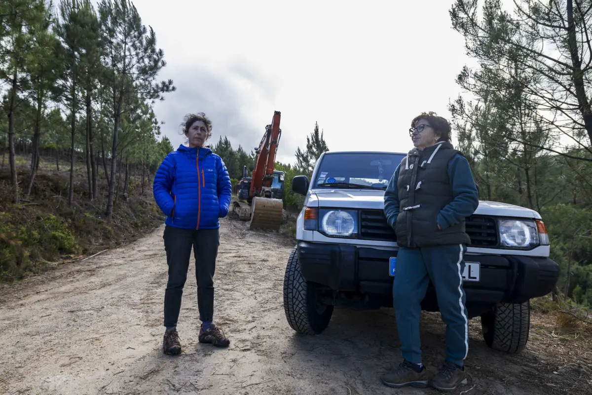 Aida Fernandes, à esquerda, com Albina Eira, em frente à máquina, em abril