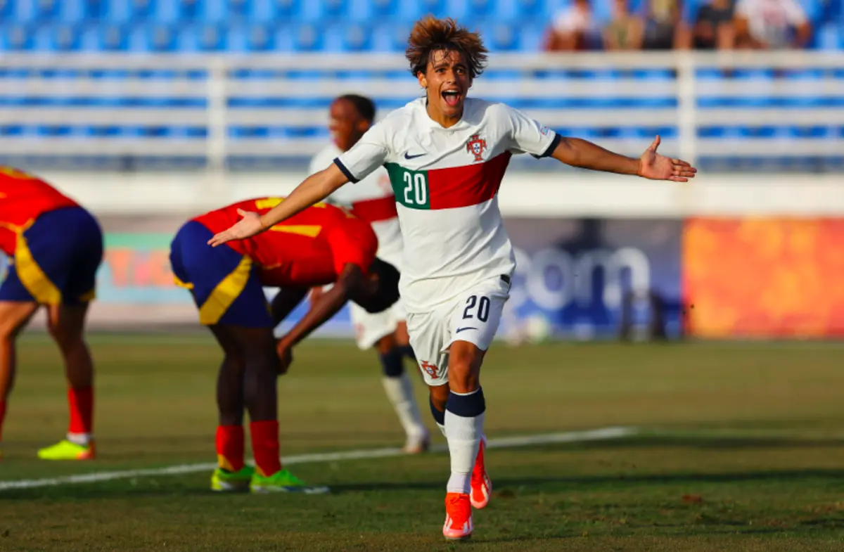 Rodrigo Mora festeja o segundo golo de Portugal