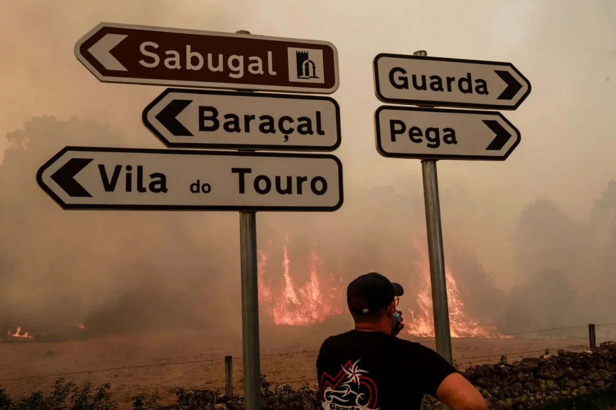 Dois aviões médios Fire Boss que vieram da Suécia no âmbito do Mecanismo Europeu de Proteção Civil