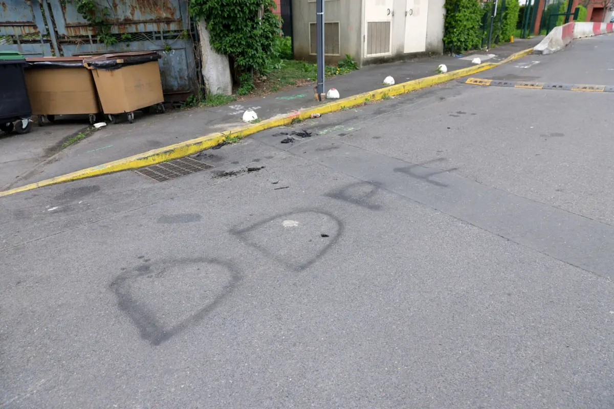 Em Marselha e Valence, duas cidades do sudeste de França, foi encontrada a sigla "DDPF" (Direitos dos Prisioneiros Franceses)
