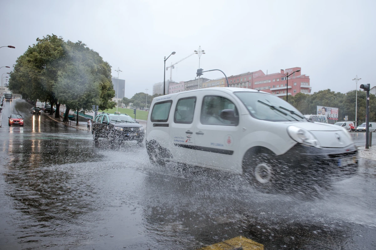 Previsão de chuva e vento forte