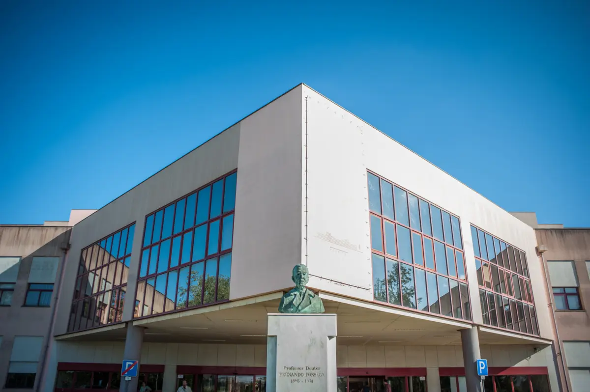 Imagem de contexto do artigo Doentes urgentes com espera de 17 horas nas urgências do Hospital Amadora-Sintra