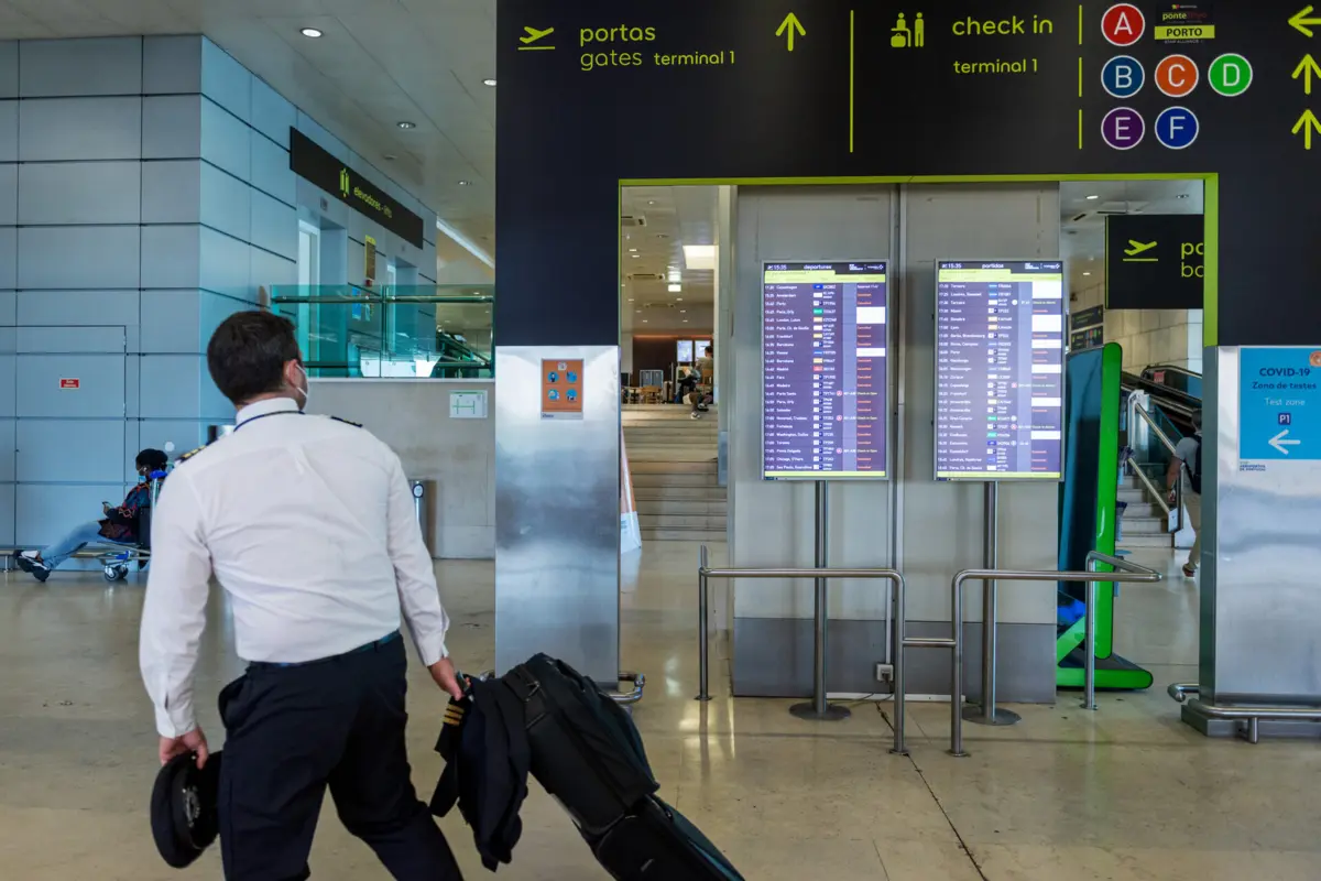 O sindicato atribui os atrasos e cancelamentos à greve, a ANA - Aeroportos de Portugal justifica-os com o mau tempo na Madeira