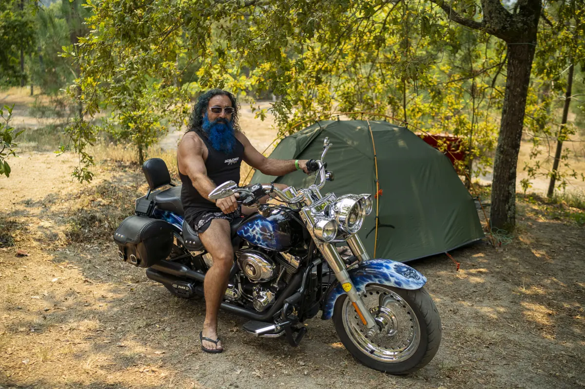 Imagem de contexto do artigo Turistas fogem das zonas dos incêndios mas há quem resista: "Procuro tranquilidade e aqui sinto-me bem"