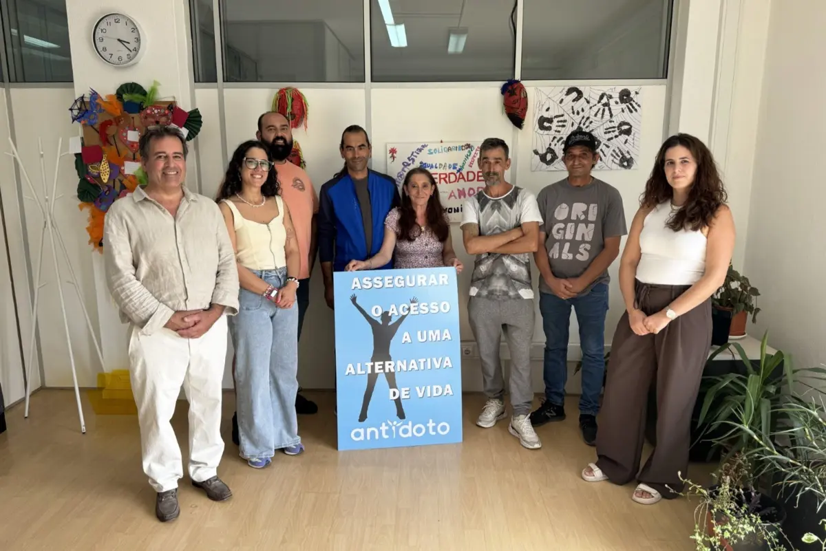 Responsáveis da Antídoto com algumas das pessoas que apoiam