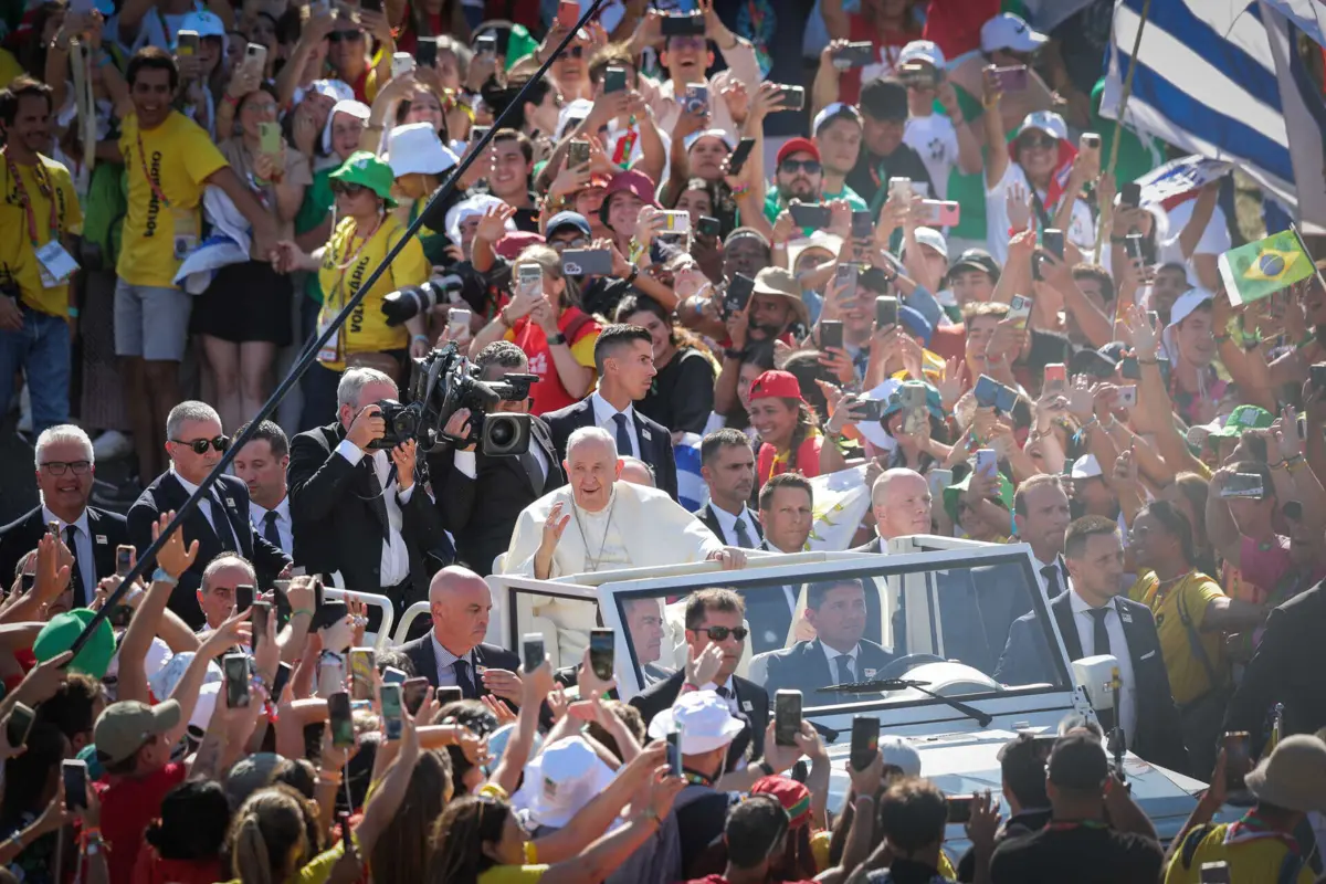 Papa Francisco usou o papamóvel pela primeira vez nesta visita, tendo percorrido os jardins do Parque Eduardo VII entre os peregrinos