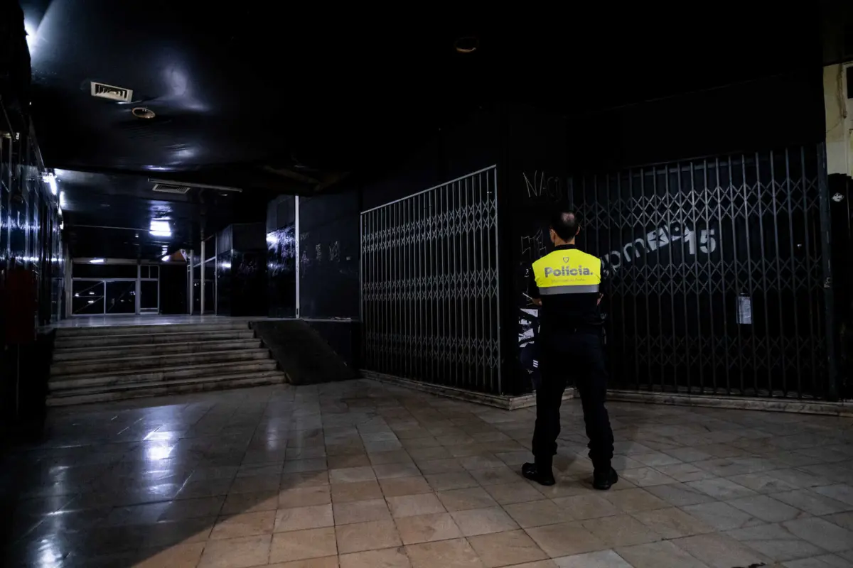 Mais de uma centena de salas foram seladas pela Polícia Municipal. Apenas 21 lojistas têm permissão para abrir portas