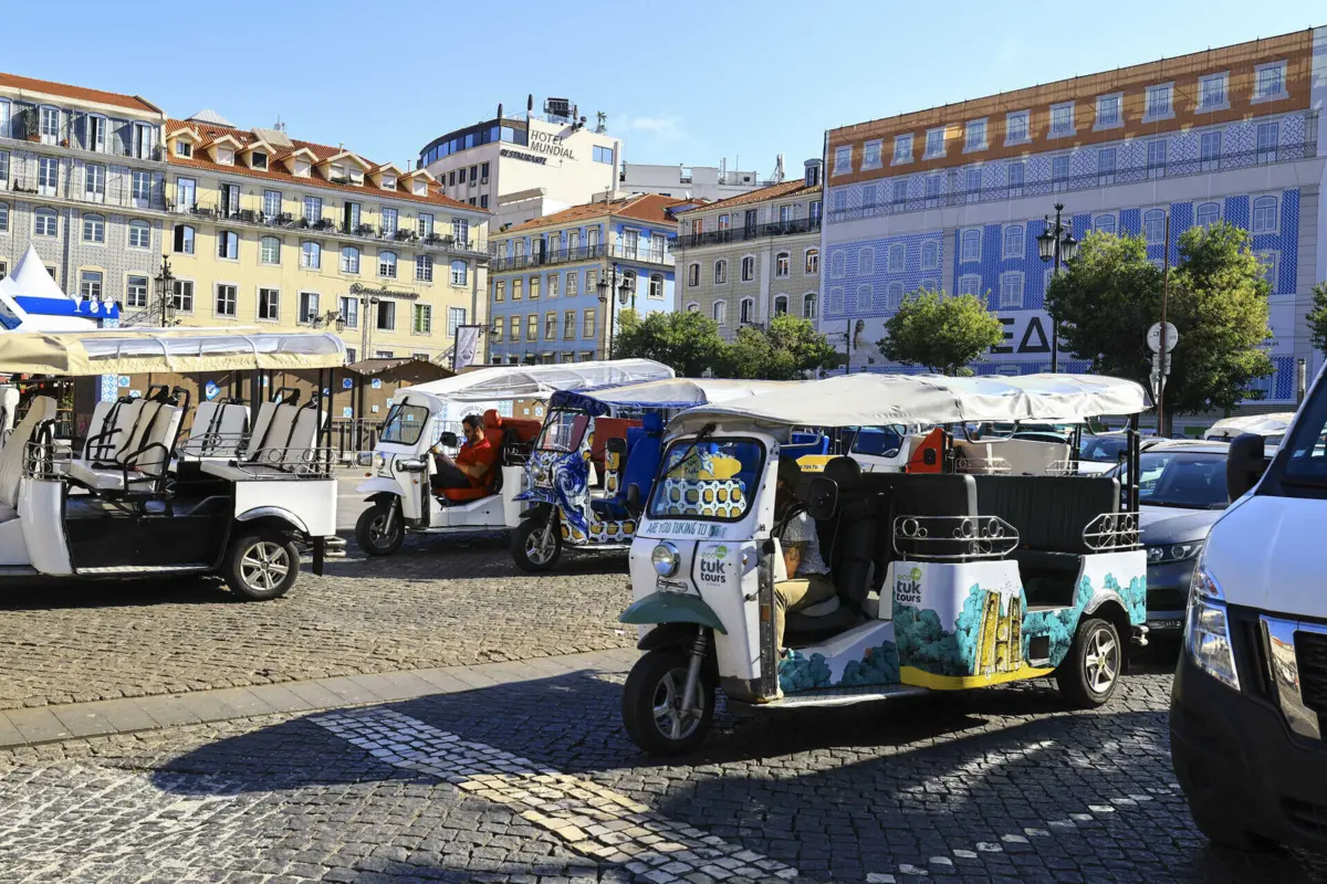 A fiscalização vai ser feita em relação à paragem dos "tuk tuk" nas ruas, ao estacionamento e à proibição de circulação