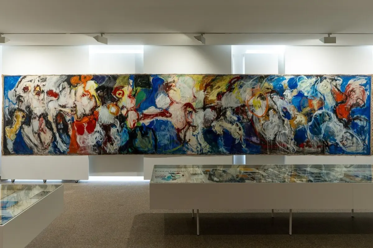 Panorâmica da exposição, com destaque para a pintura-ação de Artur Bual.
