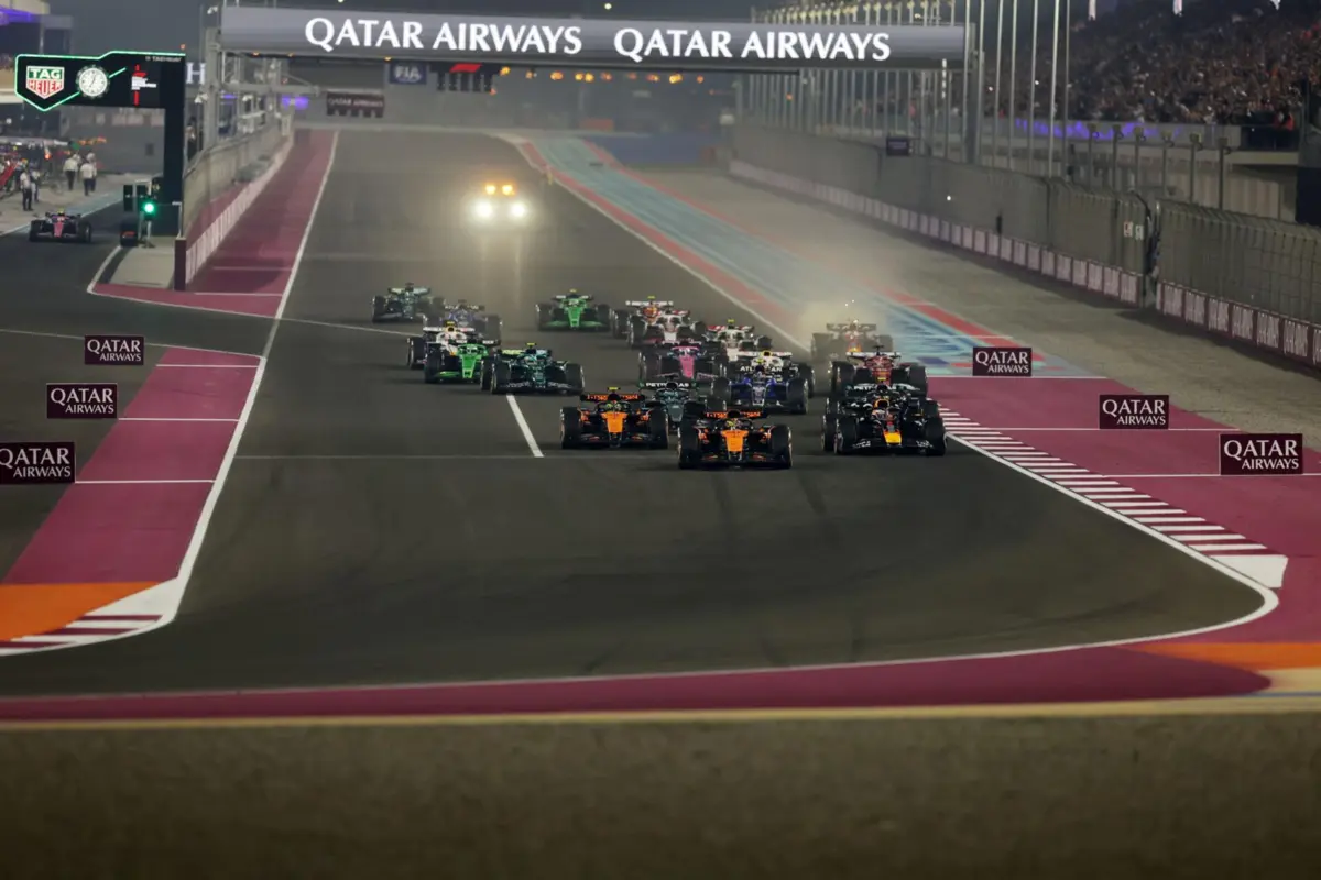 O momento da largada para o GP do Catar, com Verstappen a ultrapassar Norris