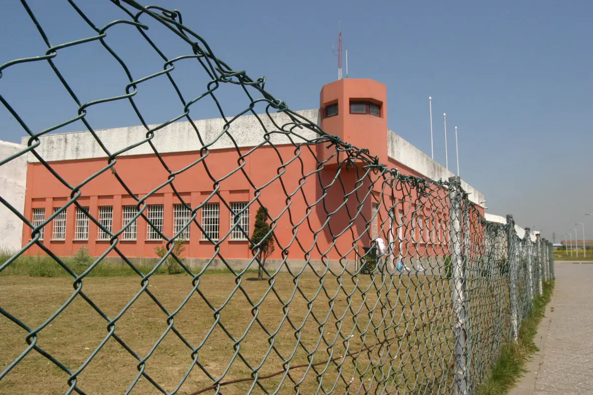 Relatório afirma que "relatos e indícios fortes da prática reiterada de agressões a reclusos por guardas prisionais" em Custóias.