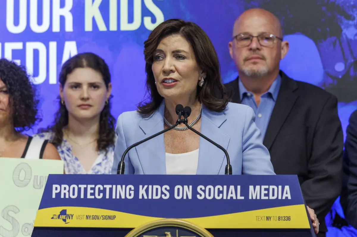 Kathy Hochul diz que os menores não são os culpados por "ficarem viciados" nas redes sociais, ao contrário dos gigantes tecnológicos e os seus algoritmos