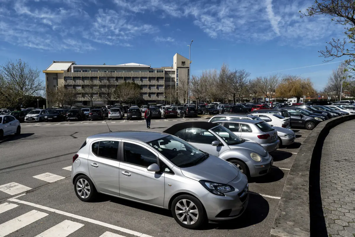 Em causa está a recusa dos médicos em realizarem mais 150 horas extraordinárias por ano