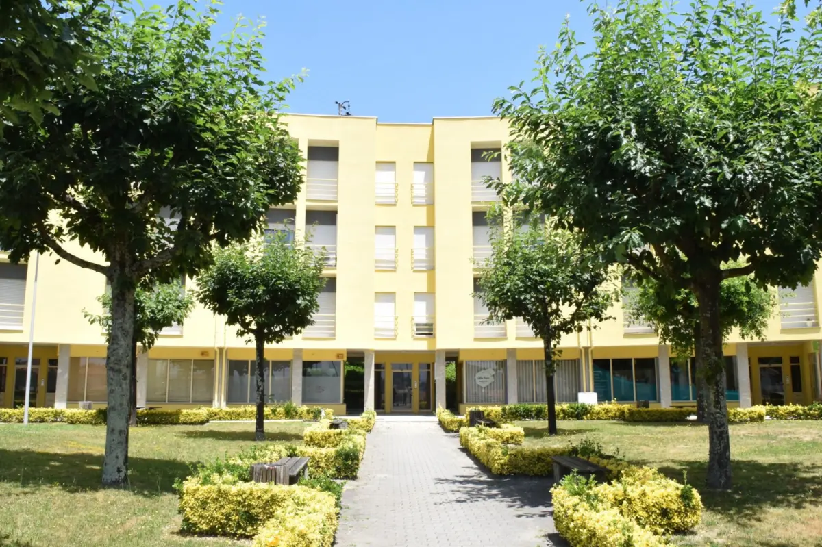 Moradores temem alojamento coletivo, mas o dono da loja garante que está a fazer uma casa para o filho.