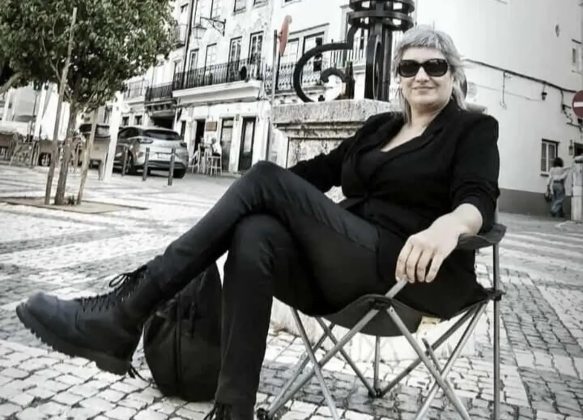 Nádia Mira traz cadeira para a Praça da República