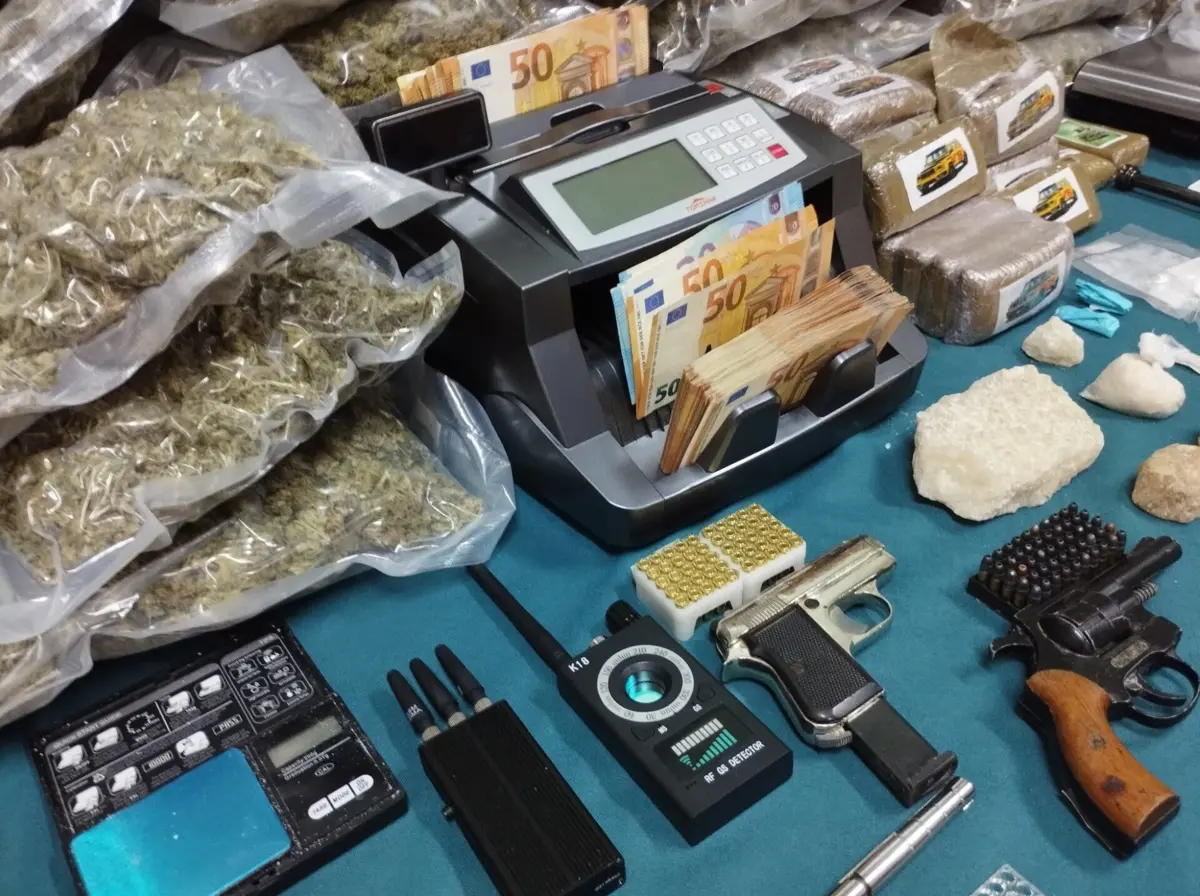 GNR apreendeu drogas, armas e dinheiro aos arguidos