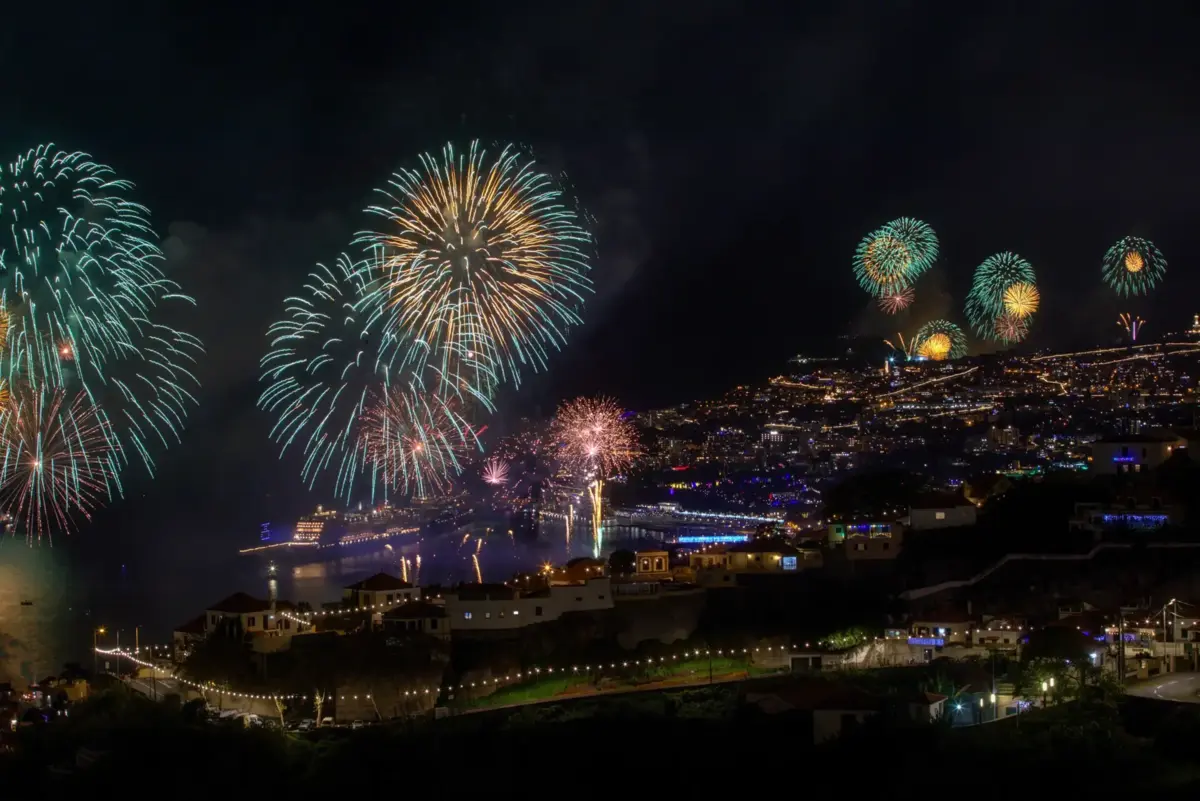 O tradicional espetáculo pirotécnico que assinala a passagem de ano na Madeira é um dos maiores cartazes da região