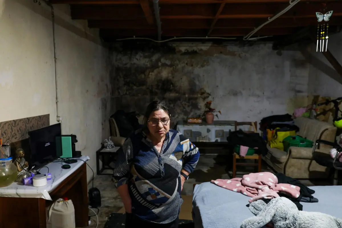 Madalena Azevedo vive numa casa sem condições de habitabilidade desde a passagem da depressão Kristin