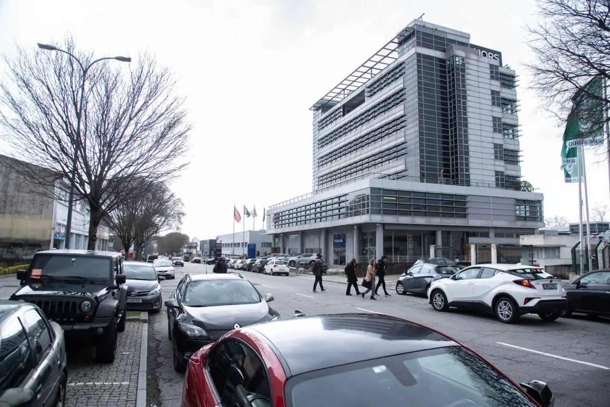 Carros parados no passio