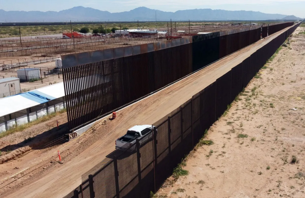 Vista aérea de um muro a ser pintado de preto, para aumentar a temperatura das barras de metal