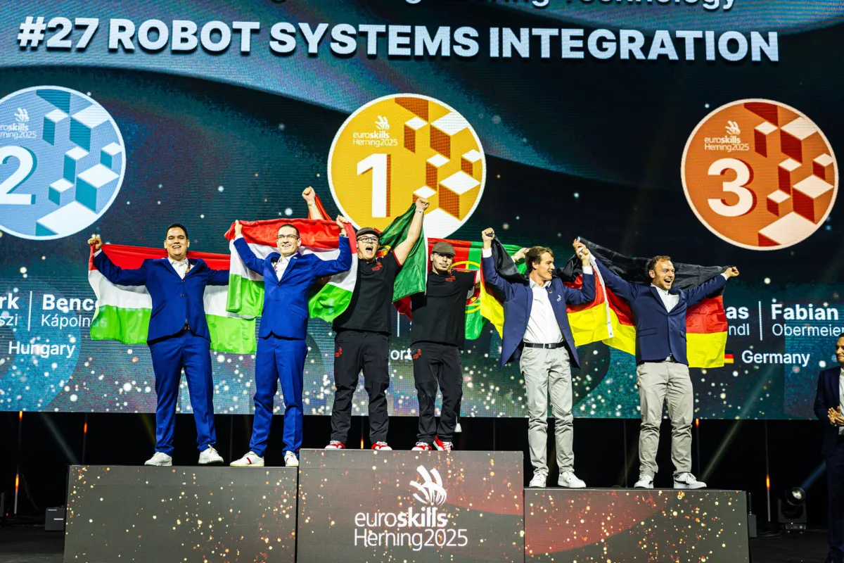 Diogo Pinto e Loris Sgroj conquistaram a medalha de ouro em Robótica Industrial