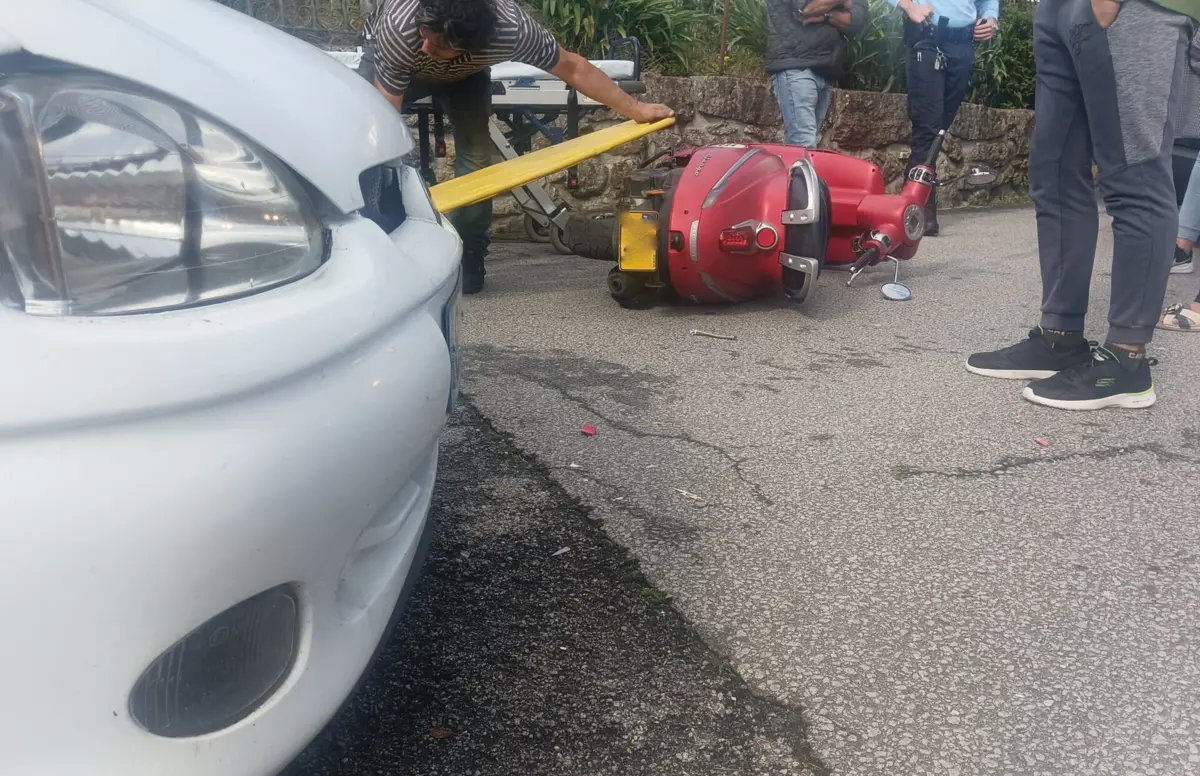 Condutor da scooter foi transportado ao hospital