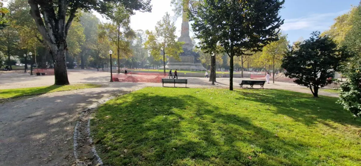 A Metro do Porto está a fazer a reabilitação dos caminhos pedonais do jardim da Rotunda da Boavista
