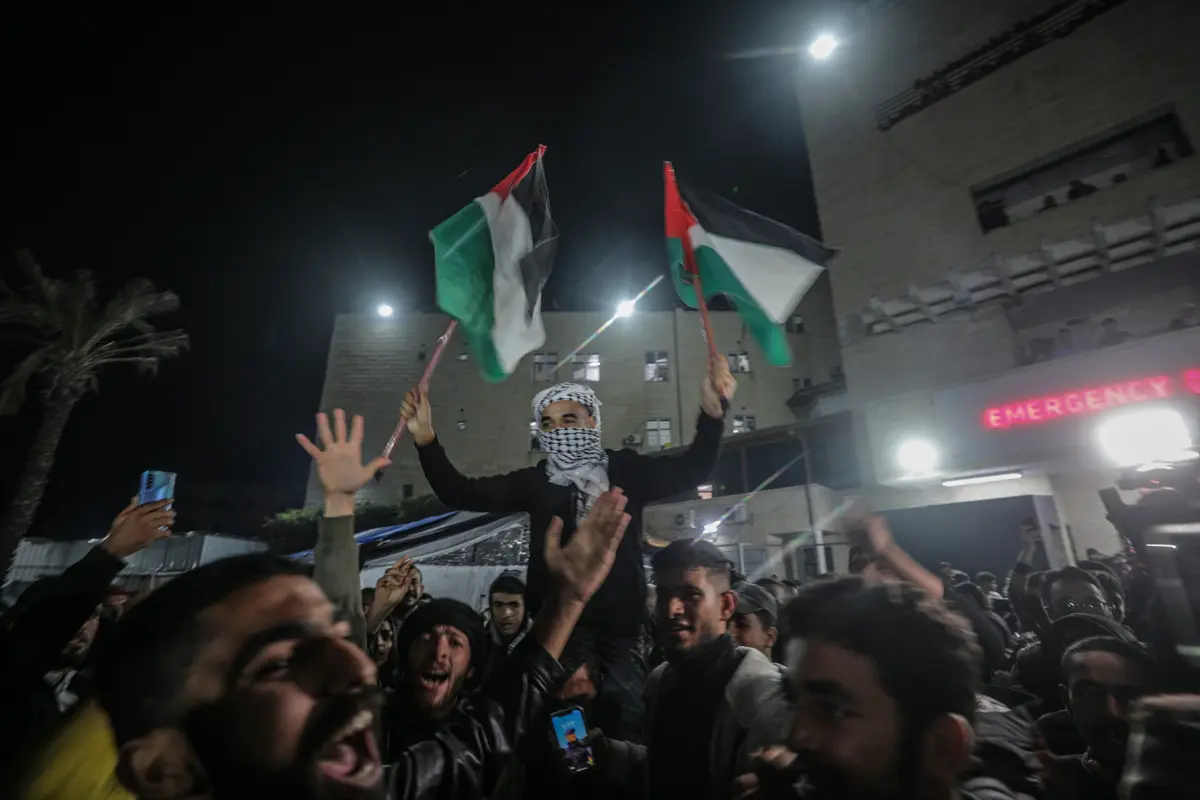 Palestinianos celebram, em júbilo, em Deir al Balah, no centro de Gaza
