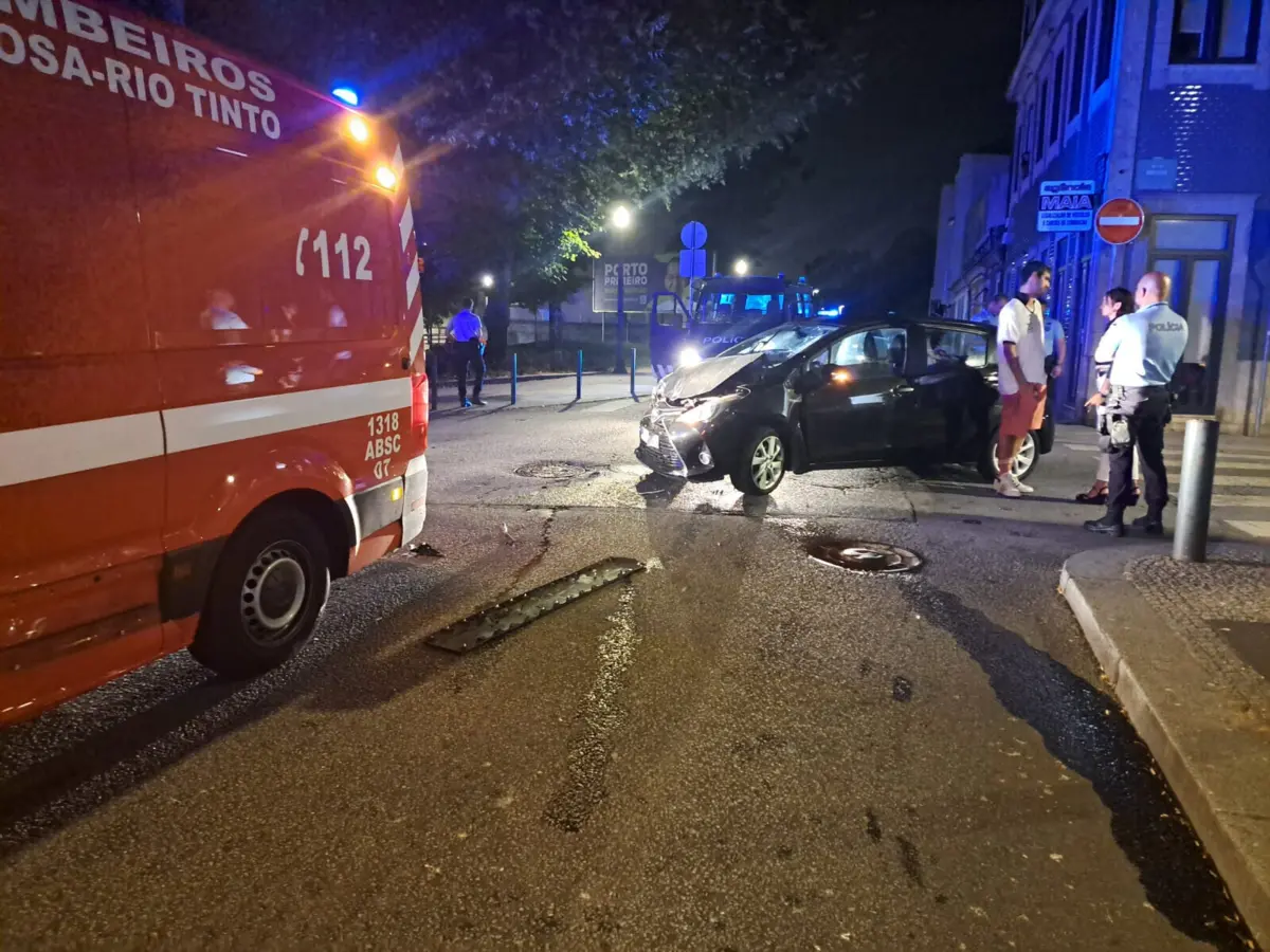 Acidente, de madrugada, deixou ambulância sem reparação