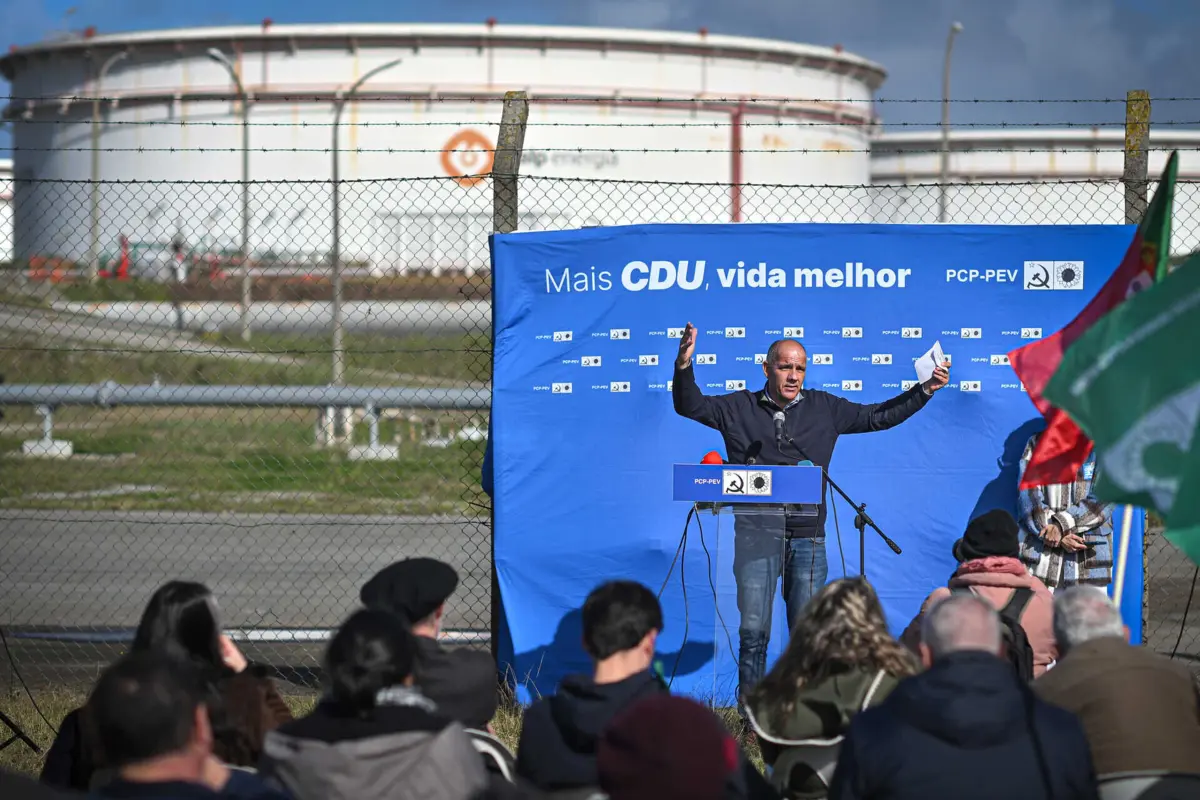 Paulo Raimundo culpou o Governo pela "crise económica" que vivem os trabalhadores da refinaria