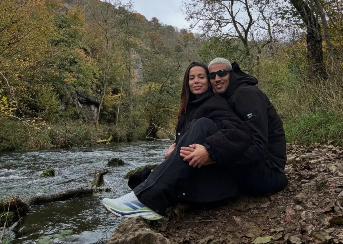 Anitta namora com o futebolista Vinicius Souza