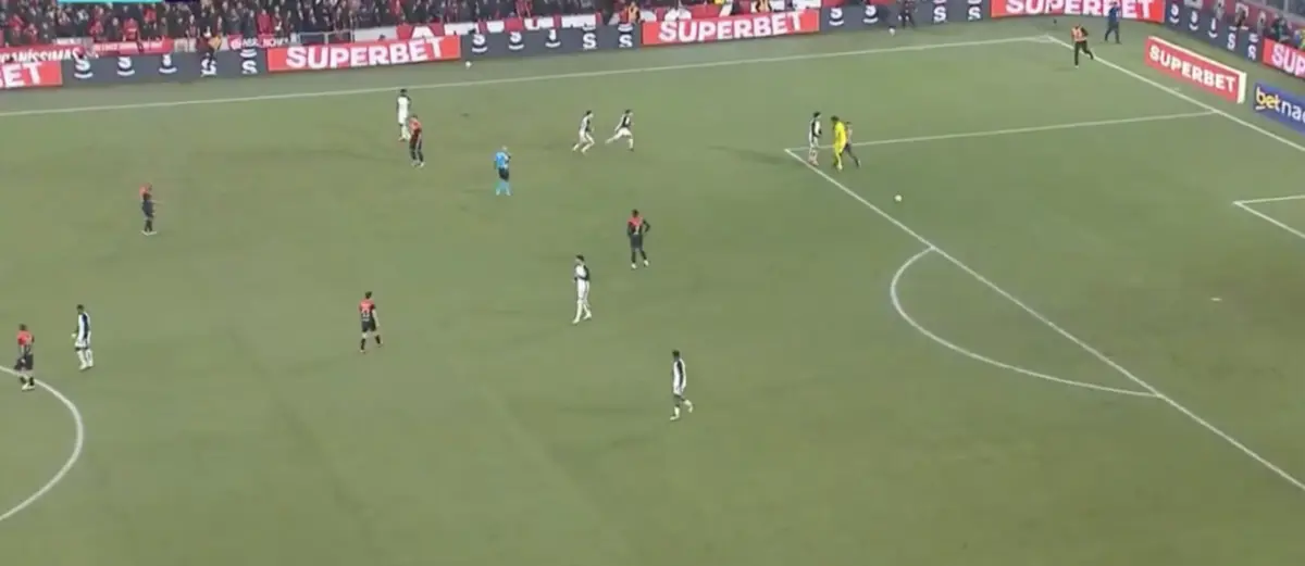 Hugo Souza agredido por adepto adversário