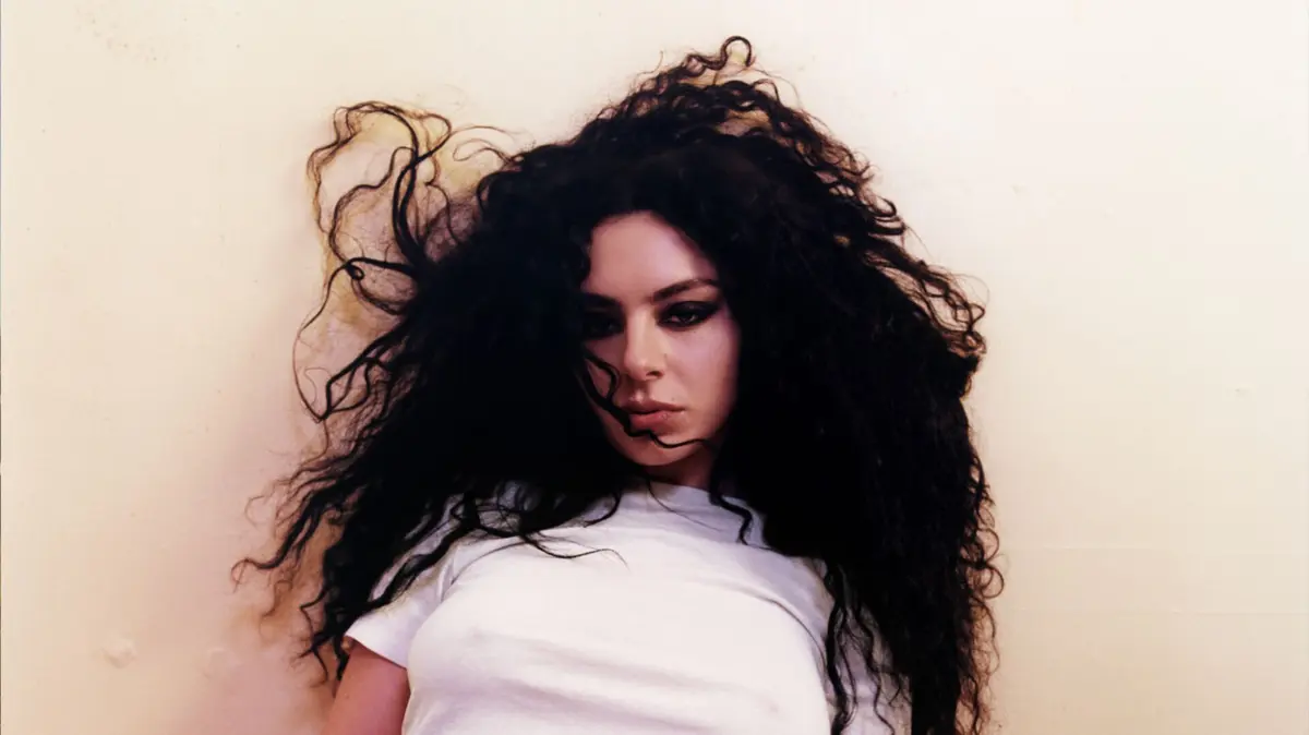 Em estreia portguesa, Charli XCX traz um universo experimental em expansão em pleno território da pop