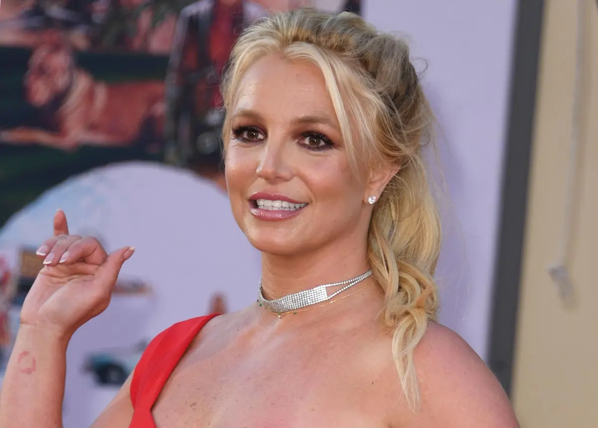 Britney Spears foi detida na Califórnia e libertada horas depois, enfrentando agora as consequências legais do episódio enquanto se refugia no apoio familia