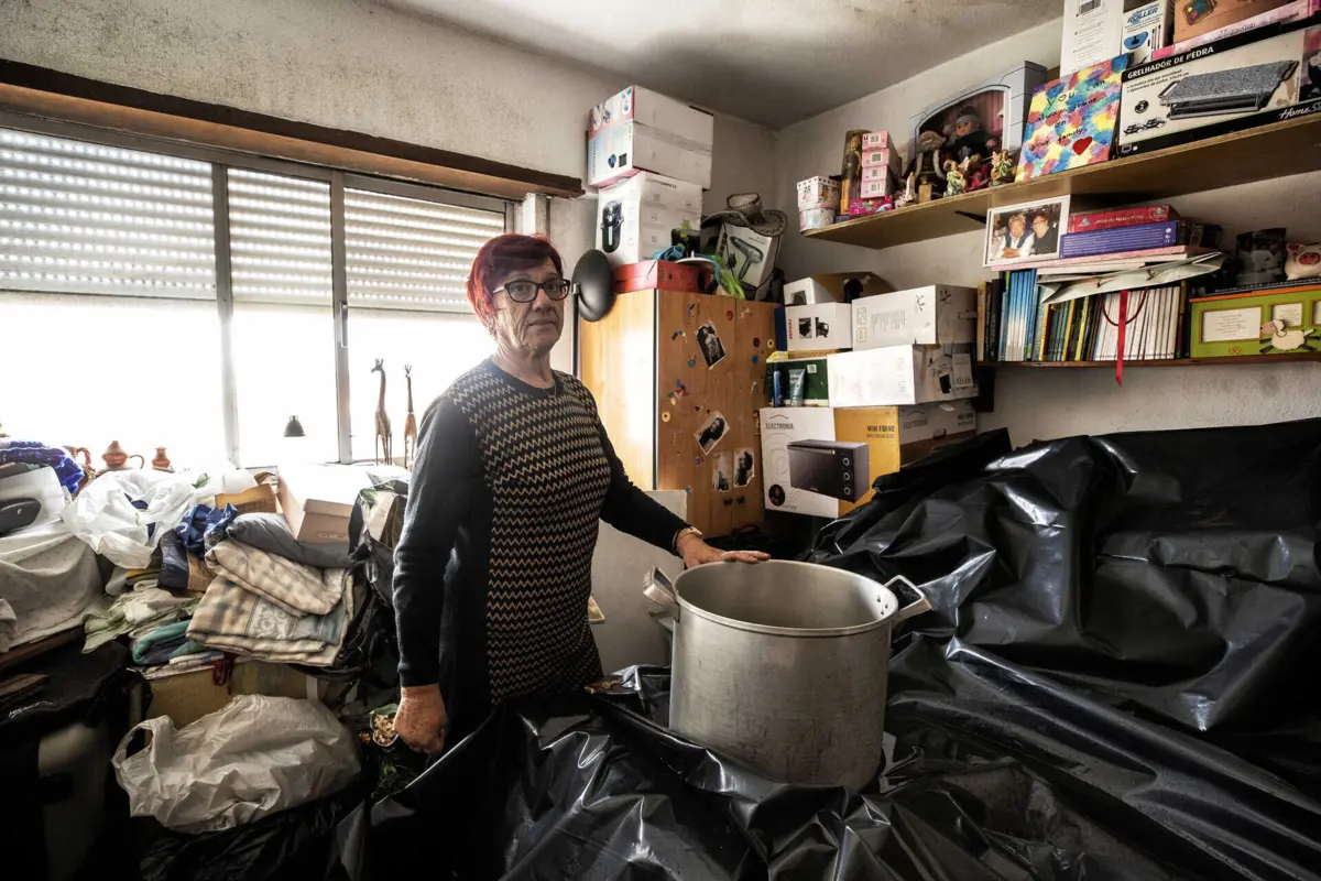 Elisa tem panelas no quarto a recolher água