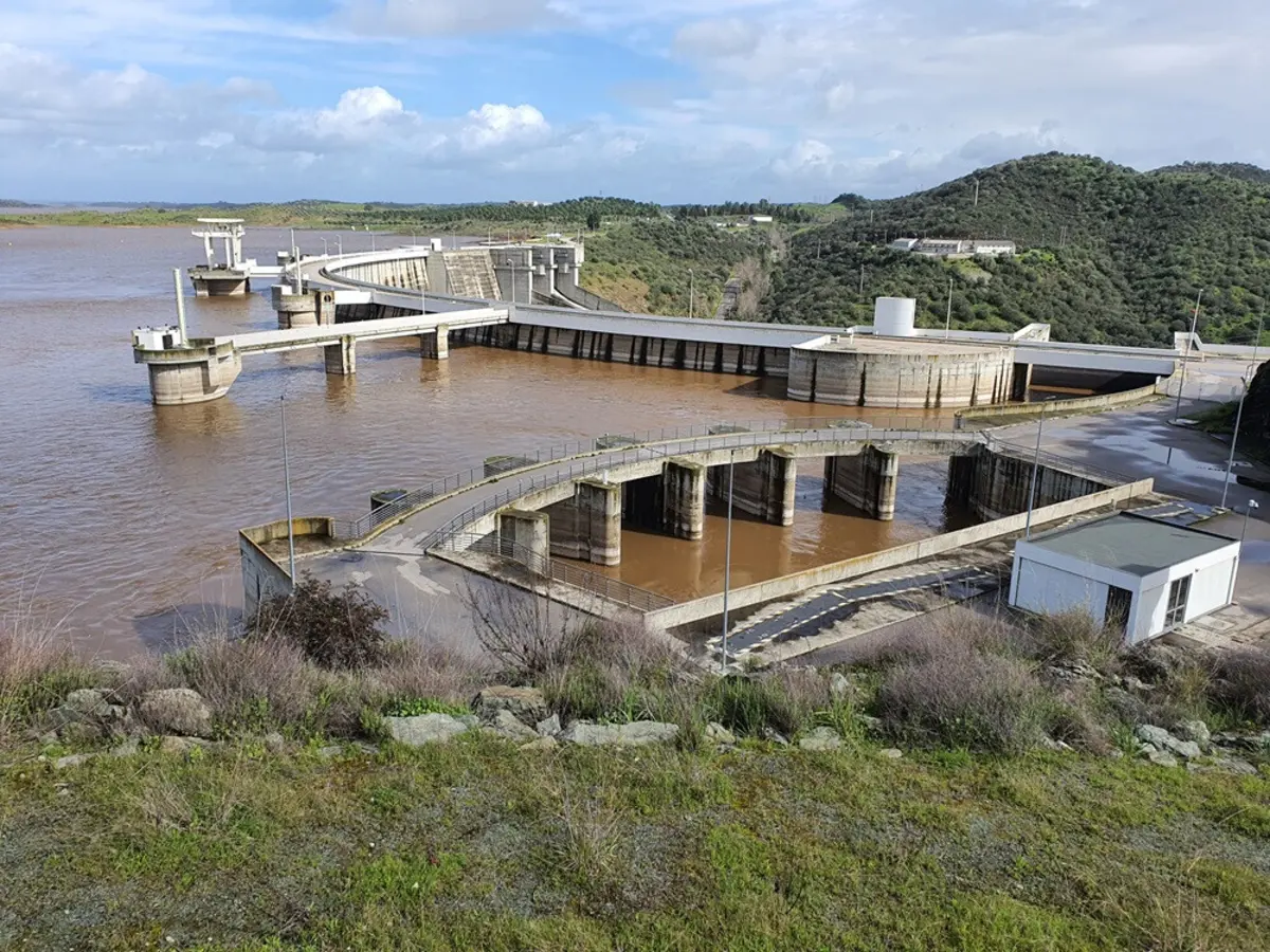 Há quem use a água do Alqueva para regar explorações fora do perímetro legal.