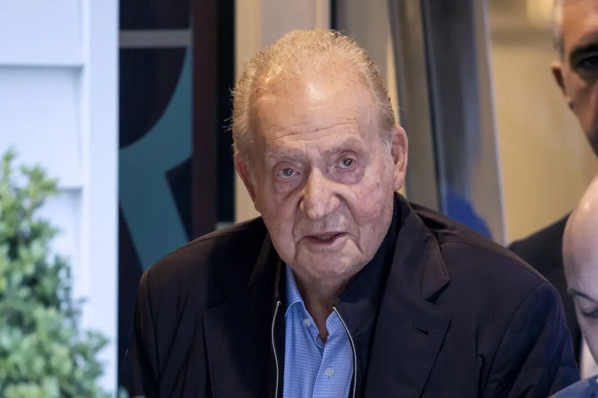 O rei emérito Juan Carlos I, fotografado à saída de um restaurante em O Grove, na Galiza, na passada quinta-feira