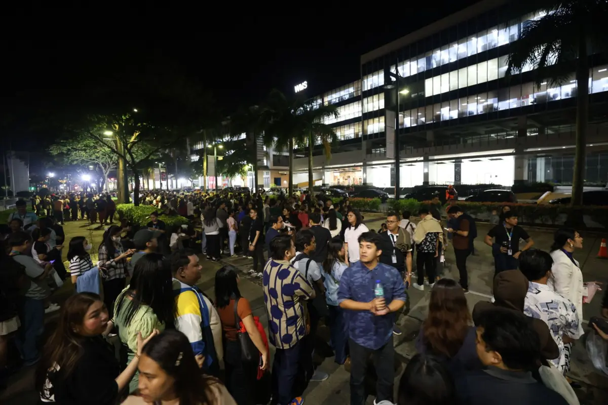 As operações de resgate foram dificultadas pela escuridão e pelos abalos secundários