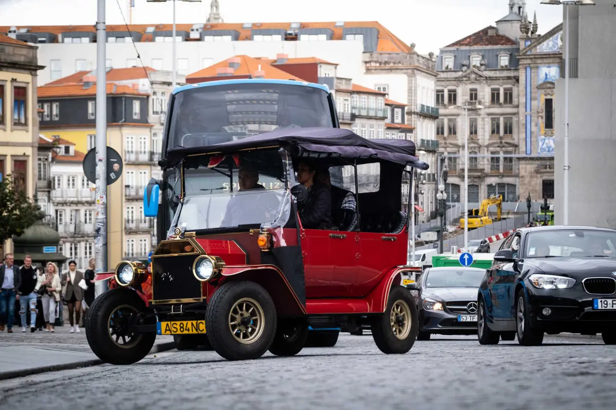 Todos os veículos de animação turística - autocarros, motos com sidecar, tuk-tuks, jipes, carros clássicos, entre outros - estão impedidos de circular na Zona de Restrição