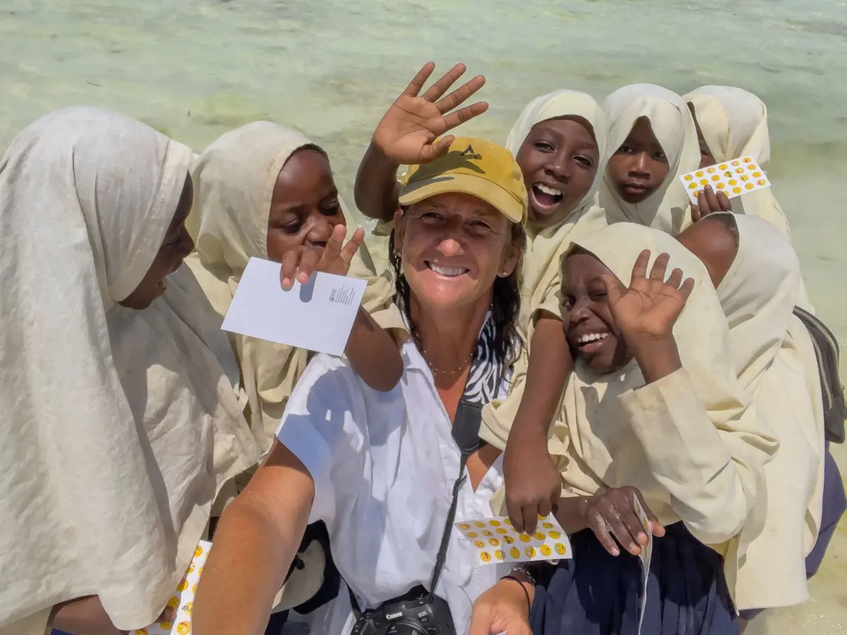 Sofia Saldanha entre as crianças de Zanzibar