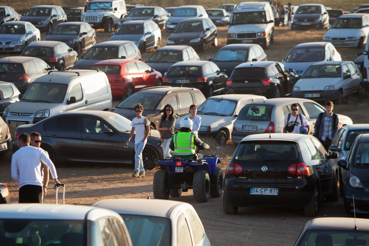 Vigilância do estacionamento dos festivaleiros é uma das funções da GNR