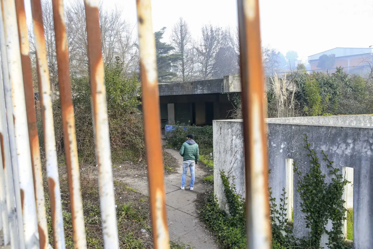 Na antiga escola, hoje em ruínas, há droga, lixo e sinais de vandalismo