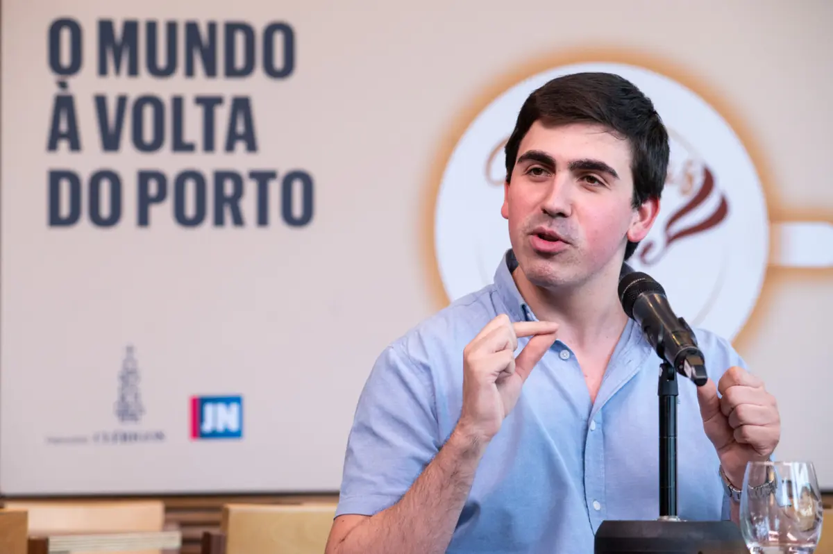 O Café Velasquez, no Porto, teve “casa cheia” para assistir às “Conversas de Café”